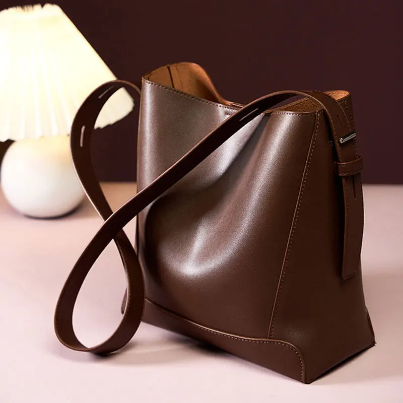 תיק דלי מעור בקר עם רצועה מתכווננת