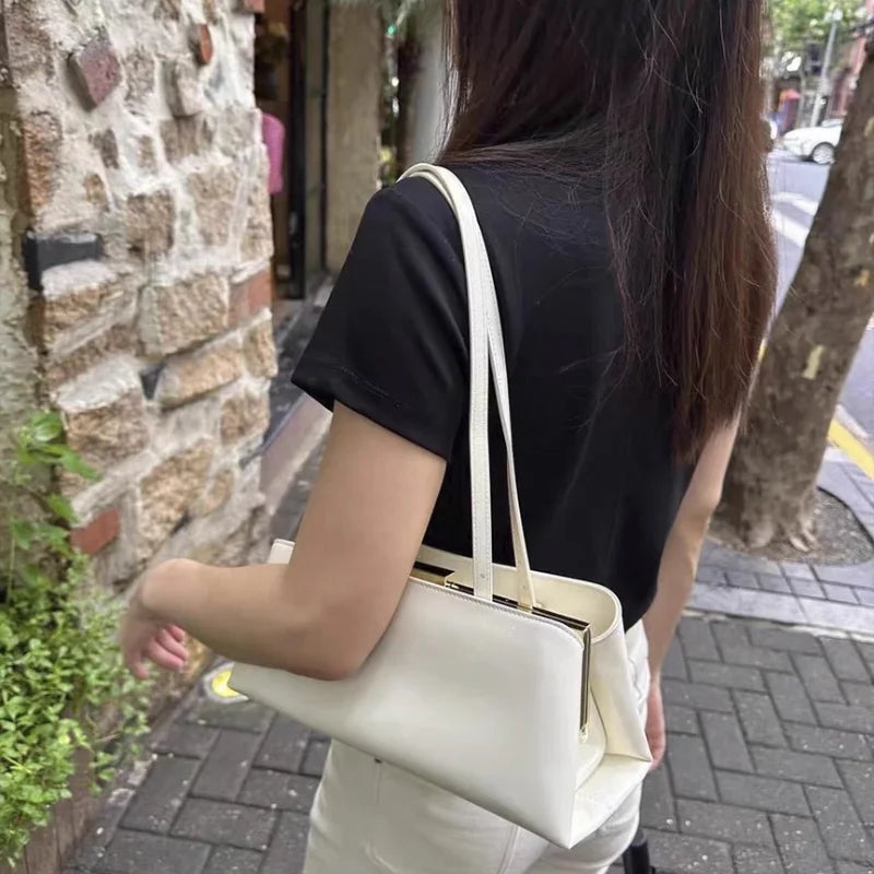 תיק באגט עם מסגרת וסגר זהב – תמונה 5